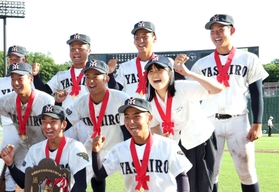 高校野球兵庫大会の記録員としてベンチ入りし、優勝後の号泣が話題となった社の藤本真央マネジャー（中段右端）＝７月２８日、ほっともっとフィールド神戸（撮影・小林良多）