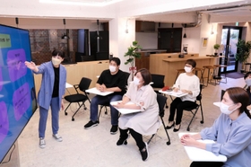 復学を支援するアソシアホイスコーレ神戸のスタッフら＝神戸市灘区山田町２