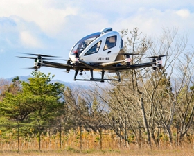 開発が進む「空飛ぶ車」。大阪・関西万博の関連イベントでは無人ながらデモフライトも披露された＝尼崎市内