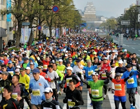 世界文化遺産・国宝姫路城を背にスタートするランナーたち＝２０１６年２月、姫路市内
