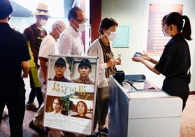 映画「島守の塔」公開初日から多くの人が鑑賞に訪れたキノシネマ神戸国際＝５日午前、神戸市中央区御幸通８（撮影・中西幸大）