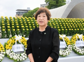平和記念公園の式典に初めて参加した浜口幸子さん＝６日午前、広島市中区中島町