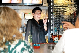 客と話すＢＥＡさん。明るい笑顔からその過去は想像できない＝神戸市中央区加納町４