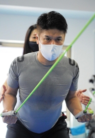 店の営業前に、パーソナルトレーニングやダンス、バレエの教室へ。「ショーでみっともない姿は見せたくない」＝神戸市灘区桜口町２