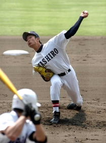 初出場の甲子園で力投する大前さん＝２００４年４月