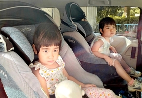 マイカーに二つ並んで取り付けたチャイルドシート。双子を育てると、さまざまな育児用品が同時に二つ必要になる