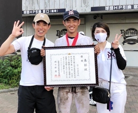 兵庫大会決勝後の福谷宇楽選手（中央）と母の文さん（右）、兄の陽向さん＝７月２８日、神戸市須磨区、ほっともっとフィールド神戸（家族提供）