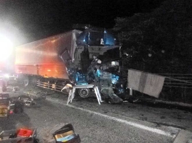 事故で大破した大型トラック＝７月１１日午前０時４６分、赤穂市大津、山陽自動車道（兵庫県警提供）