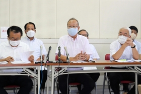 告訴状を提出した明石市議らが会見を開いた＝明石市相生町２