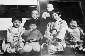 松井清さん（後列左）ときょうだい。姉の朝子さん（前列右から２人目）以外の４人は原爆で亡くなった（松井さん提供）