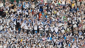 初戦突破した社ナインに盛大な拍手を送るアルプススタンドの応援団＝９日午後、西宮市の甲子園球場（撮影・秋山亮太）