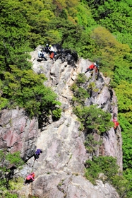 険しい岩山に登るクライマー＝姫路市夢前町山之内