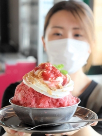 凍ったイチゴをそのまま削った「まるっぽかき氷」＝姫路市夢前町宮置