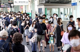 帰省や旅行で新幹線を利用する家族連れら＝１１日午前、神戸市中央区加納町１、ＪＲ新神戸駅（撮影・長嶺麻子）