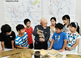 子どもたちに戦争体験を語る細谷寛さん＝２０１５年７月、神戸新聞社