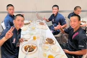 社高校ＯＢで阪神の近本光司から差し入れをされたステーキを味わう選手たち（同校提供）