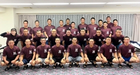 ＯＢの楽天・辰己涼介選手から提供されたＴシャツを着て、記念写真に収まる社高校の選手ら（同校提供）