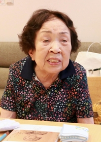 神戸大空襲の経験を語る武智優喜子さん＝尼崎市金楽寺町２