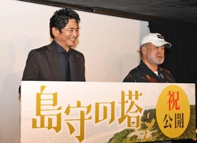 舞台あいさつで島田叡への思いを語った萩原聖人さん（左）と五十嵐匠監督＝１４日午後、神戸市中央区元町通４、元町映画館