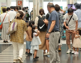 家族連れらでにぎわった神戸空港の出発ロビー。名残惜しそうに手を振る子どもの姿もあった＝１４日午後、神戸市中央区（撮影・小林良多）