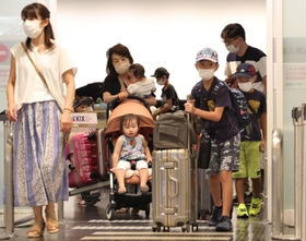 Ｕターン客らで混雑した神戸空港の到着ロビー＝１４日午後、神戸市中央区、神戸空港（撮影・小林良多）