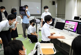 手順や工夫などを発表したあと、画面で実際に使ってみせる＝宝塚市雲雀丘４