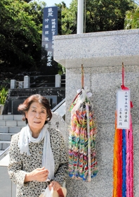 島守の塔を背に、島田叡への思いを語る島袋愛子さん＝沖縄県糸満市、県営平和祈念公園