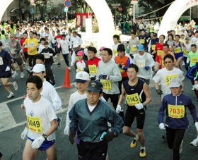 宝塚大劇場前から一斉にスタートする宝塚ハーフマラソン大会の参加者ら。３年連続で中止が決まった＝宝塚市