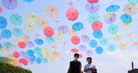 太陽の光を受け色とりどりの傘が輝いた＝淡路市夢舞台（撮影・坂井萌香）