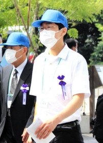 全国戦没者追悼式の会場に入る松尾恭樹さん＝１５日午前、東京・日本武道館