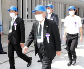 全国戦没者追悼式の会場に入る北浦基広さん（左）ら兵庫県の参列者＝１５日午前、東京・日本武道館（撮影・永見将人）