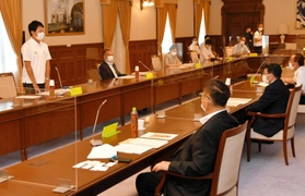 新型コロナウイルス禍を踏まえ、国への提言案を話し合う出席者＝兵庫県公館