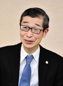 民事調停制度について説明する神戸地方裁判所の西川知一郎所長＝神戸地方裁判所、神戸市中央区橘通２