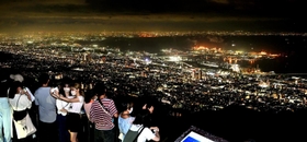 足元に広がる神戸の夜景。夕涼みに訪れる人も多かった＝１６日夜、神戸市灘区摩耶山町、掬星台（撮影・秋山亮太）