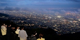 眼下に広がる夜景。涼を求めて訪れる人が見られた＝１６日夜、神戸市灘区摩耶山町
