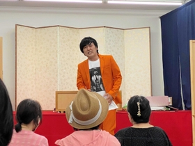 ネタを披露するふじいもやしさん＝七福座