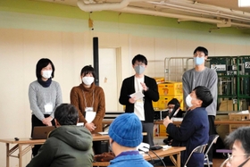 駅西地区の活性化案を発表する三木健司さん（右奥）ら「ひめじ基地」メンバーたち＝姫路市南町