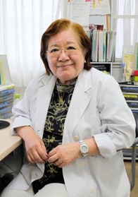 関本剛さんの思い出を語る、母親の雅子さん＝神戸市灘区八幡町３、関本クリニック