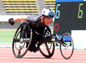 パラ陸上の日本選手権男子２００メートルで力走する大矢勇気。パリ・パラリンピックに向けて強化を続ける＝６月１２日、ユニバー記念競技場