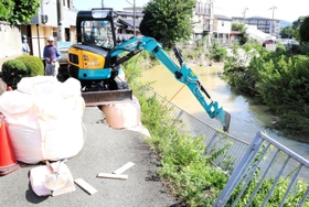 大雨の影響で道路とガードレールが損傷した市道＝川西市平野２