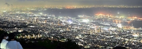 夜景スポットとして人気が高い「掬星台」。星をちりばめたかのように眼下の街が輝いていた＝１６日夜、神戸市灘区摩耶山町（撮影・秋山亮太）