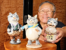 童話の主人公マルを題材にした陶芸作品を手にする森本秀男さん＝加東市上中