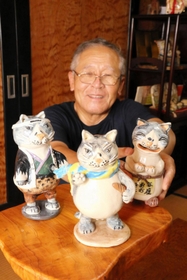 童話の主人公マルを題材にした陶芸作品を手にする森本秀男さん＝加東市上中