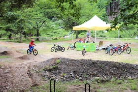 パンプトラックのコース。初心者や子どもたちの練習施設だ＝養父市大屋町明延