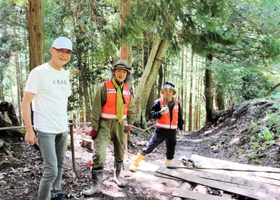 マウンテンバイクコース設置の仕掛け人である明延区の小林史朗区長（左）と、やぶマウンテンバイカーズサポートの村山千春代表（中央）＝養父市大屋町明延