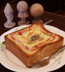 初音屋の「目玉のおやじトースト」。５５０円＝西宮市津門川町