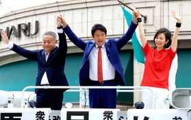 神戸で日本維新の会代表選の街頭演説会を行った候補者たち。左から馬場伸幸氏、足立康史氏、梅村みずほ氏＝２１日午後、神戸市中央区（撮影・鈴木雅之）