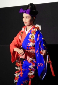 １１日の「島守の塔」上映会で琉球舞踊を披露した＝神戸市中央区御幸通８、キノシネマ神戸国際（撮影・鈴木雅之）