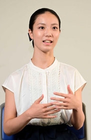 祖父の戦争体験を胸に「戦争の悲しさを感じてもらえれば」と話す仲村佑奈さん＝神戸新聞社（撮影・中西幸大）