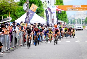 プロ選手が観客の目前を走るジャパンサイクルリーグのレース（提供）